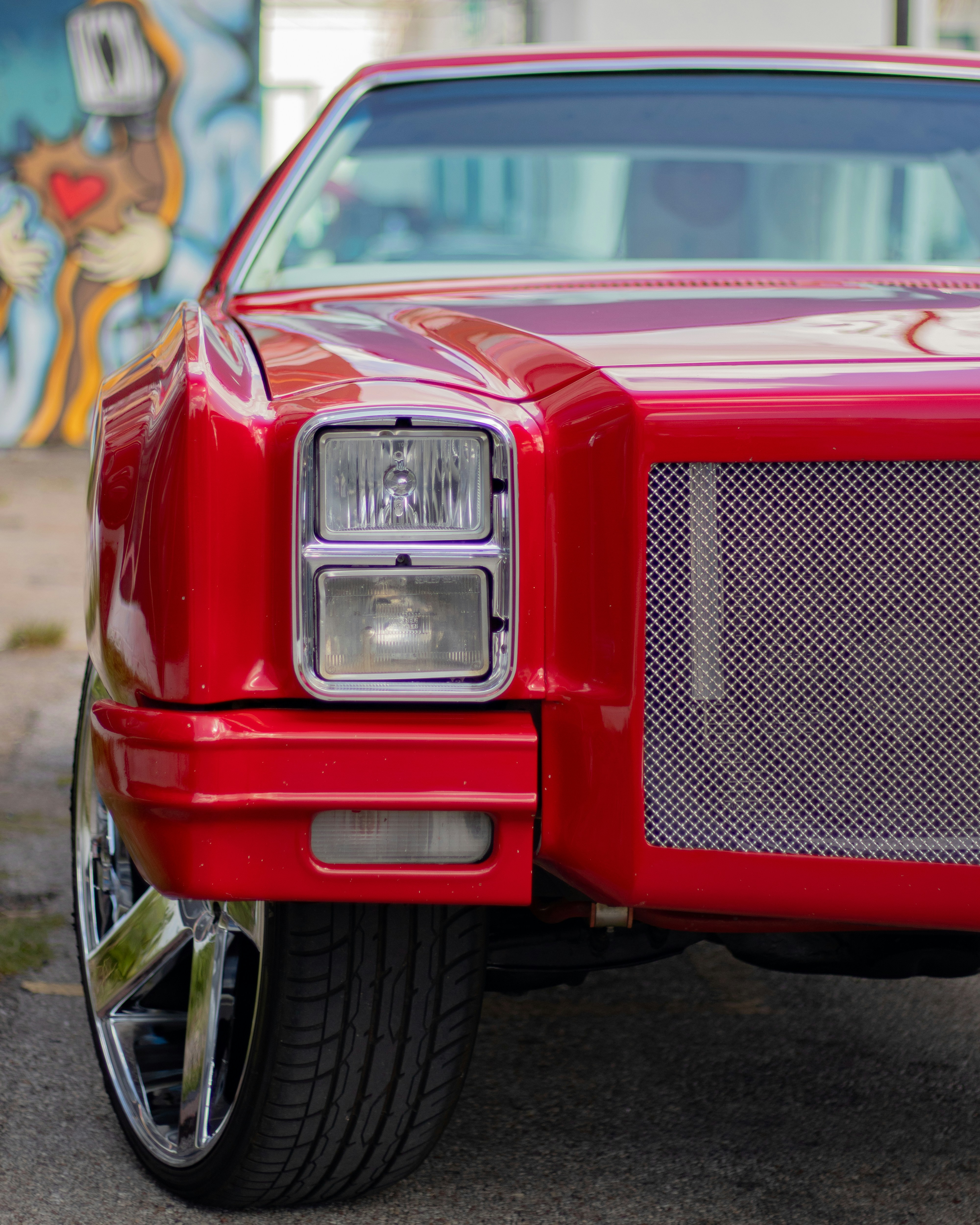 L’avant d’une voiture rouge