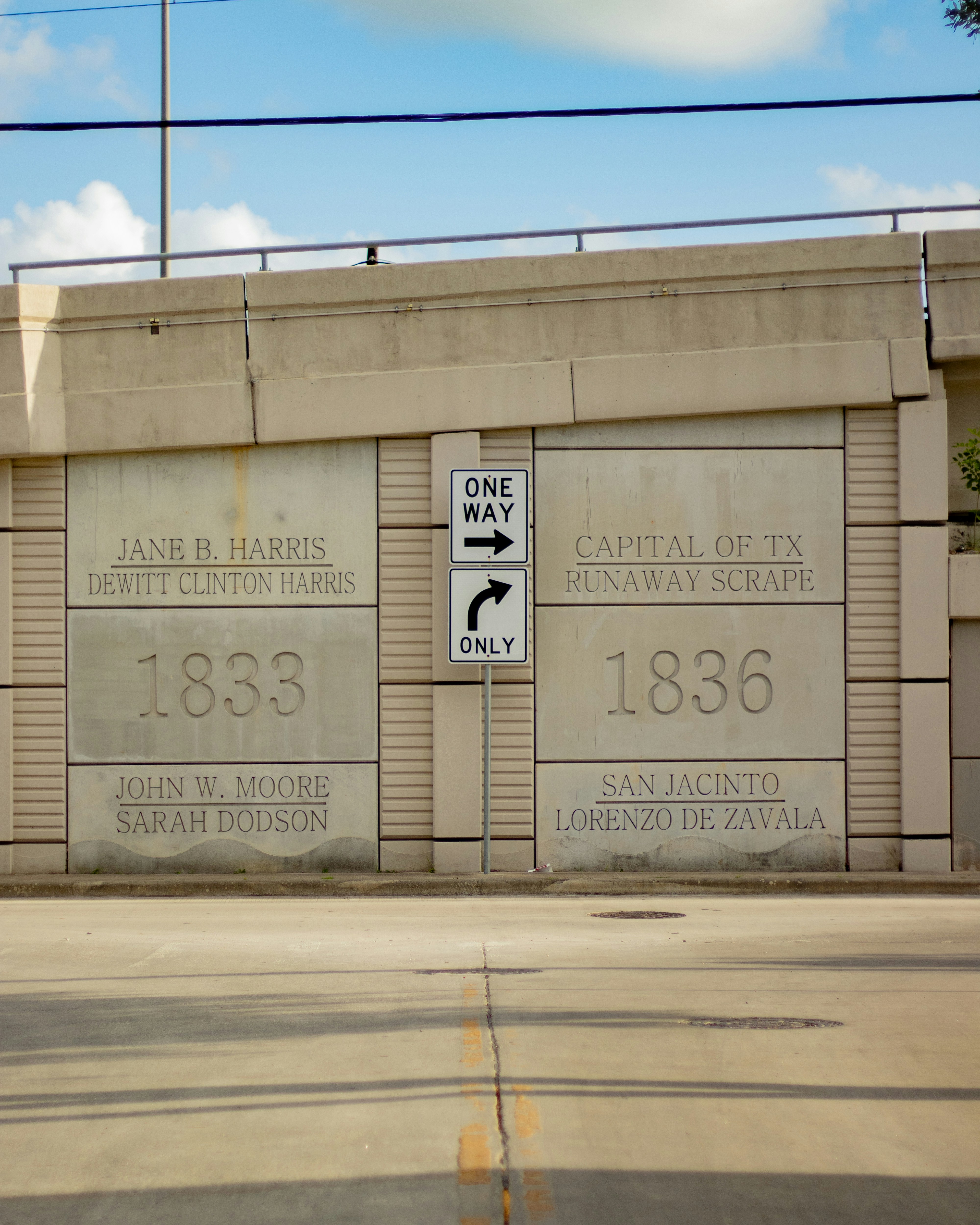 un bâtiment avec une enseigne