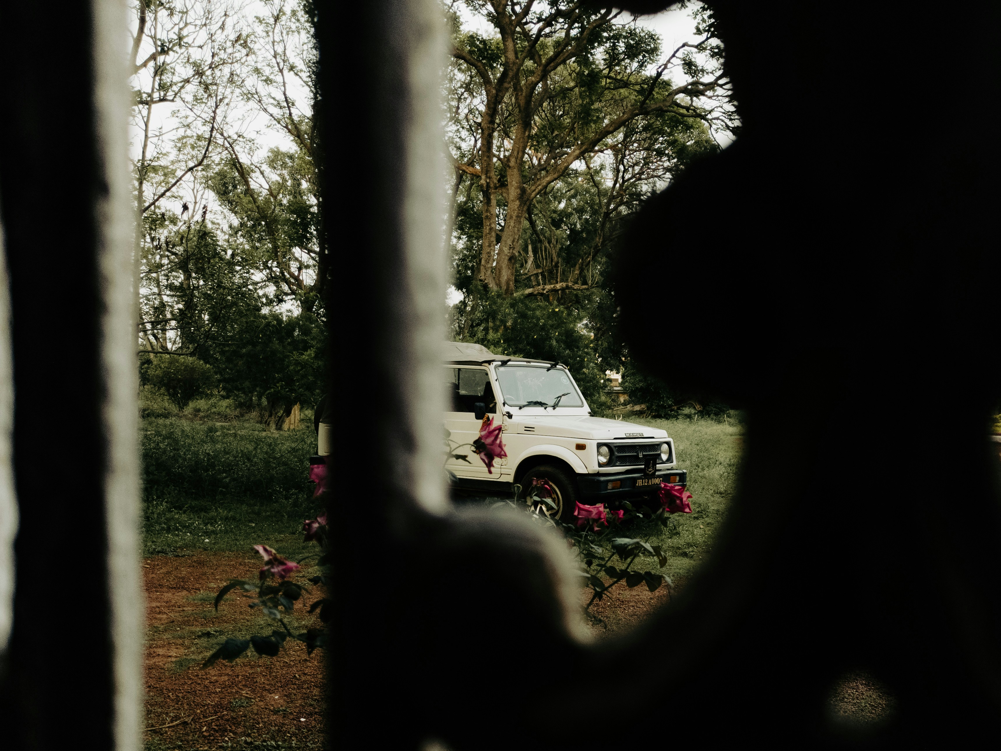 gray computer monitor