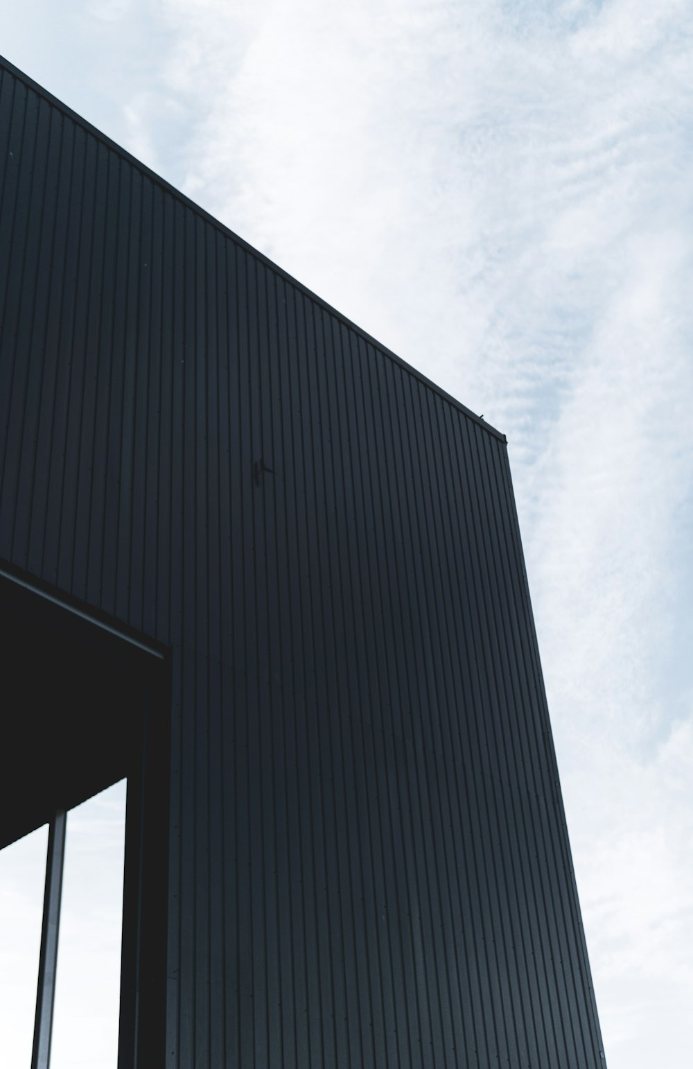 Un grand bâtiment avec un ciel nuageux