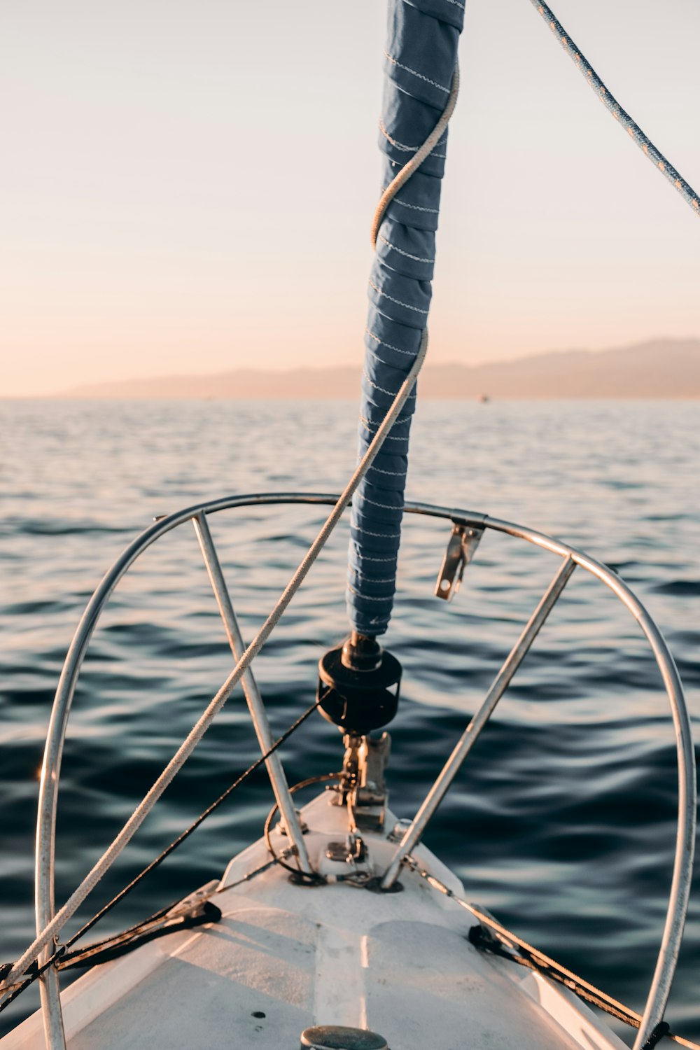 ein Segelboot auf dem Wasser