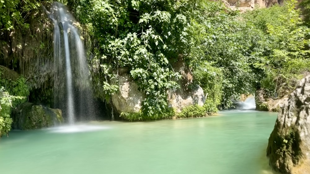 una cascata su uno specchio d'acqua