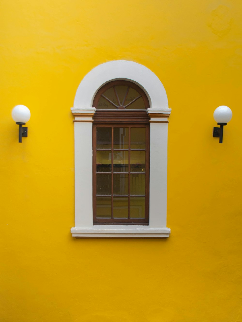 uma janela em um edifício amarelo