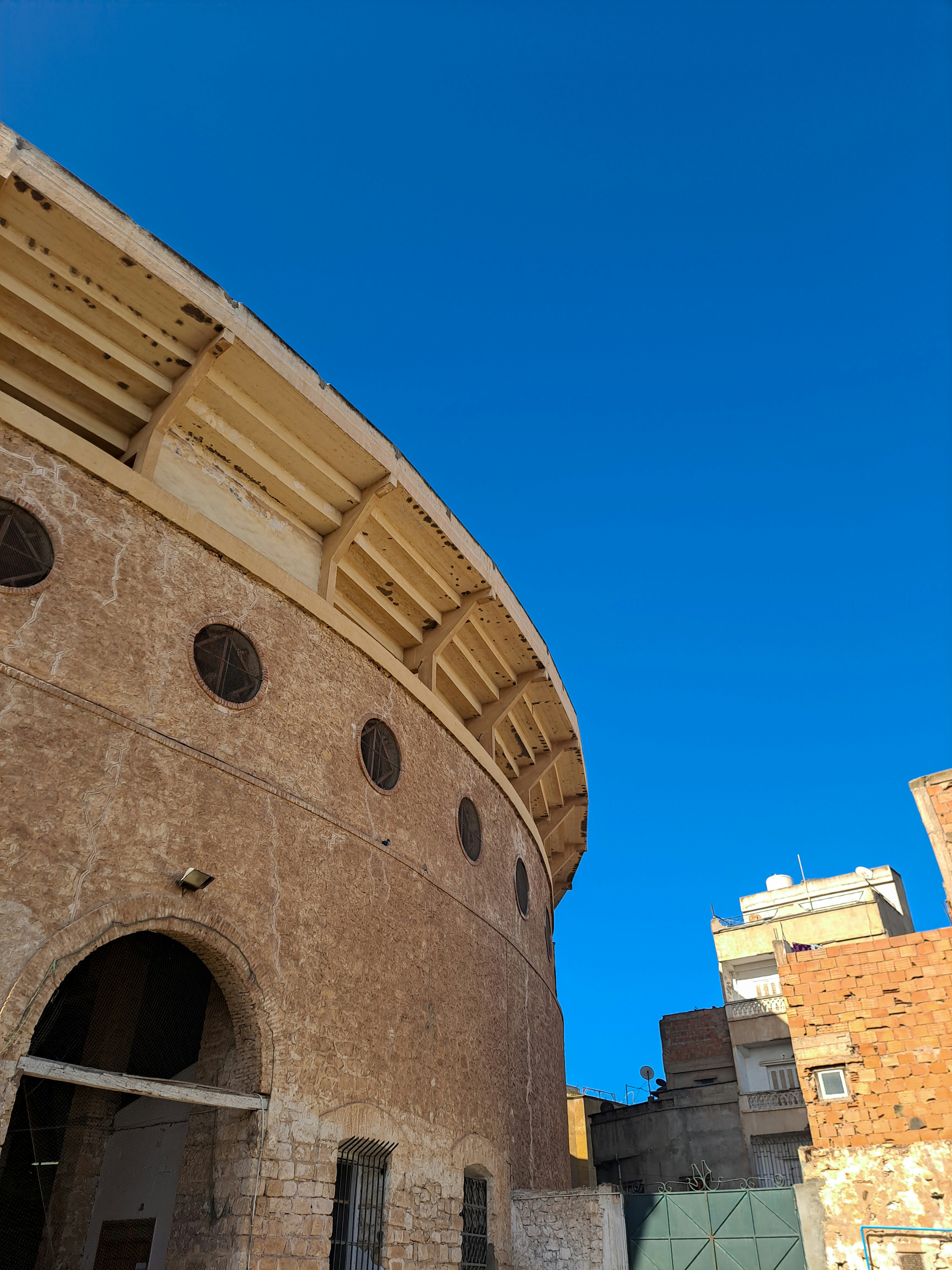 Un bâtiment en pierre avec un ciel bleu