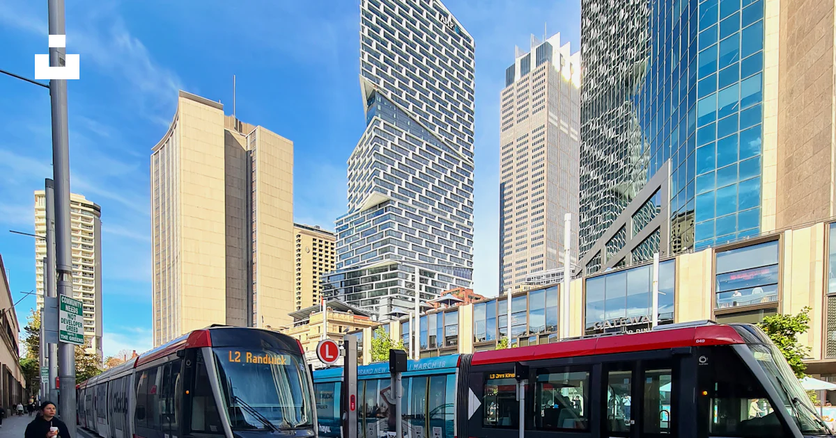 Un train sur les rails photo – Image gratuite de Urbain sur Unsplash