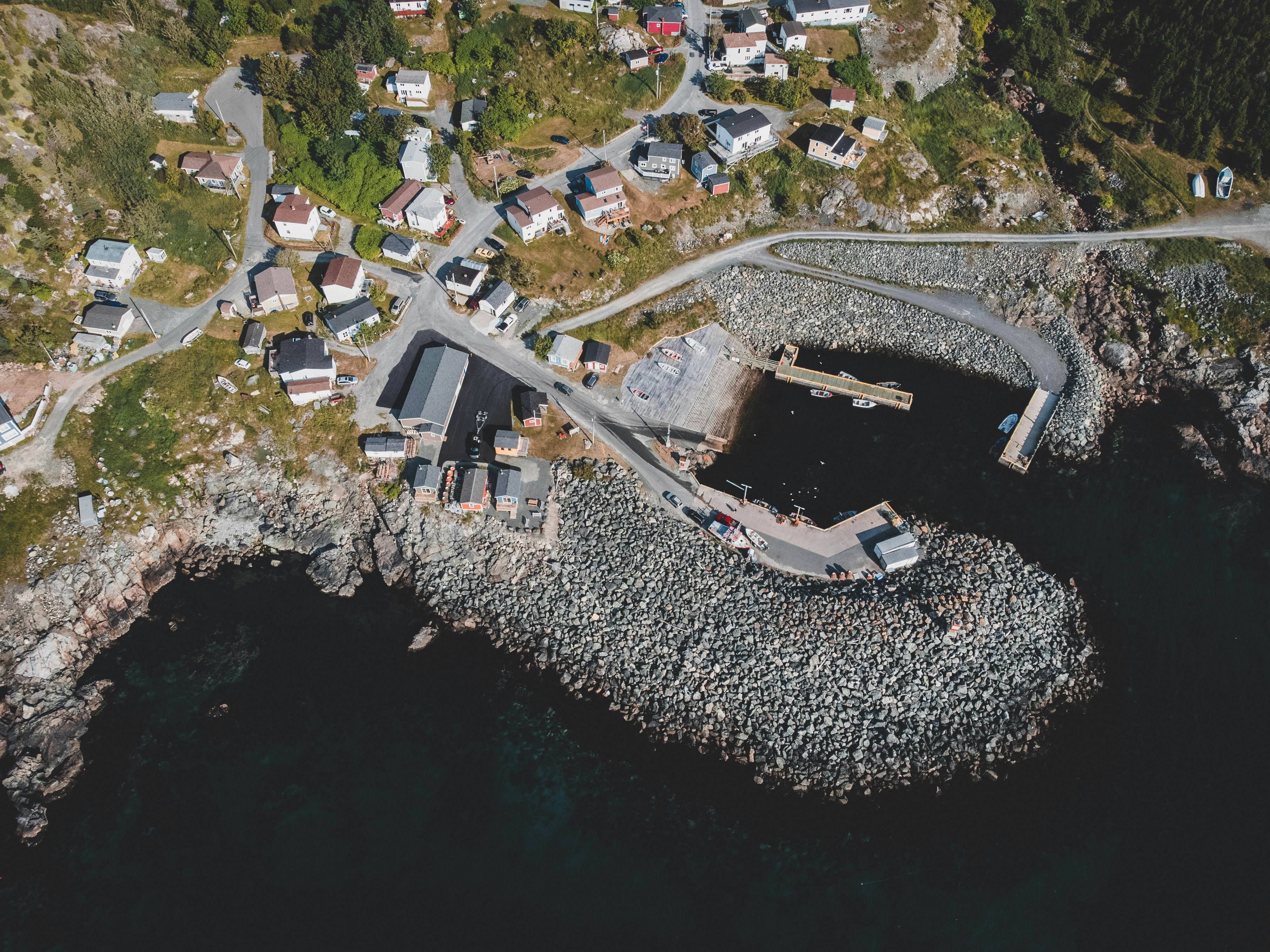 06월 부산, 여름을 즐기는 5가지 이유 — Photo by Erik Mclean on Unsplash (https://unsplash.com/photos/map-WBxzete7KWQ)