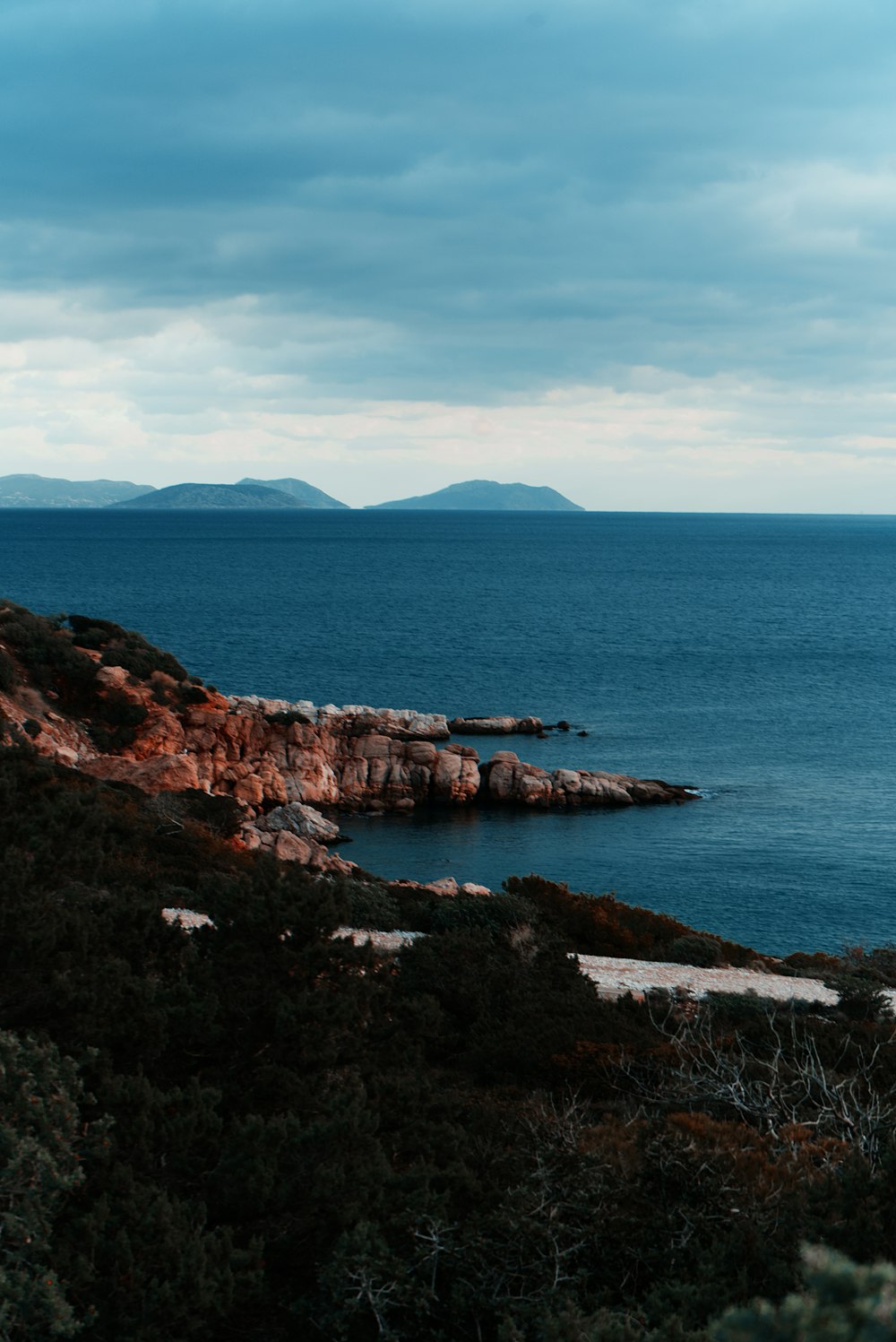 a rocky coast line