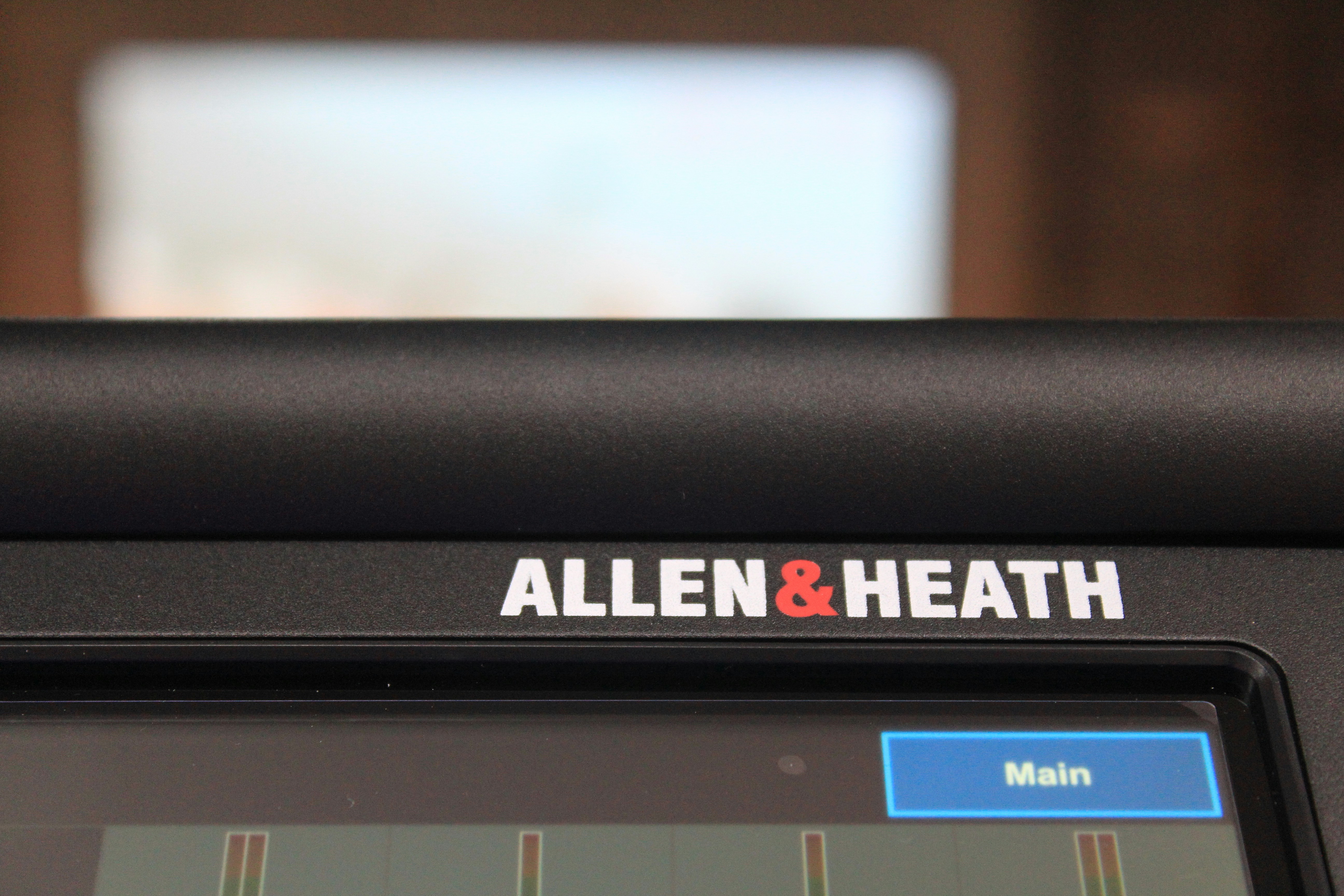 Pantalla de laptop mostrando interfaz de análisis nutricional con IA y registro automatizado de alimentos