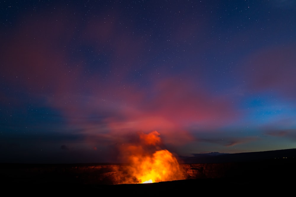 Ein großes Feuer in den Bergen