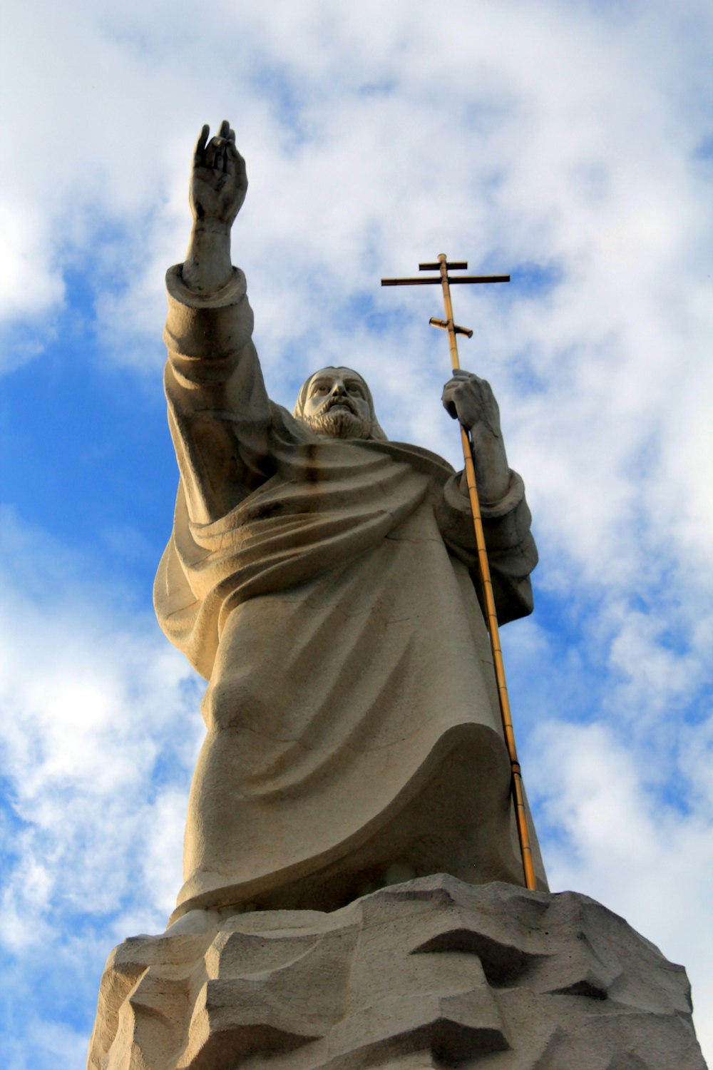 십자가를 들고 있는 사람의 동상