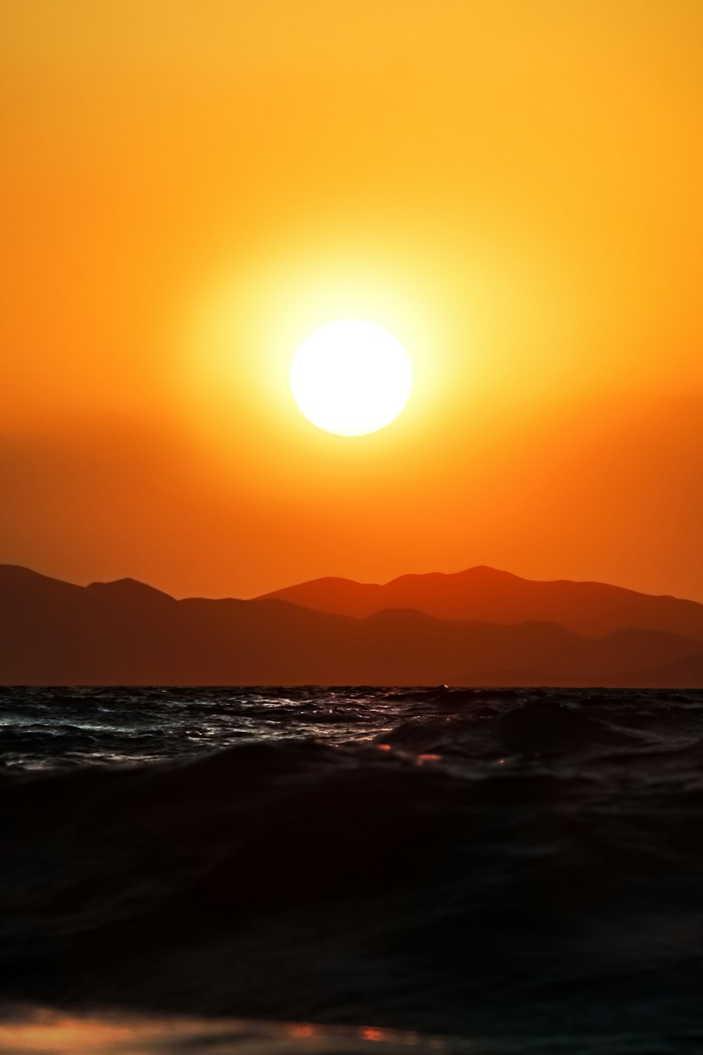 水域に沈む夕日