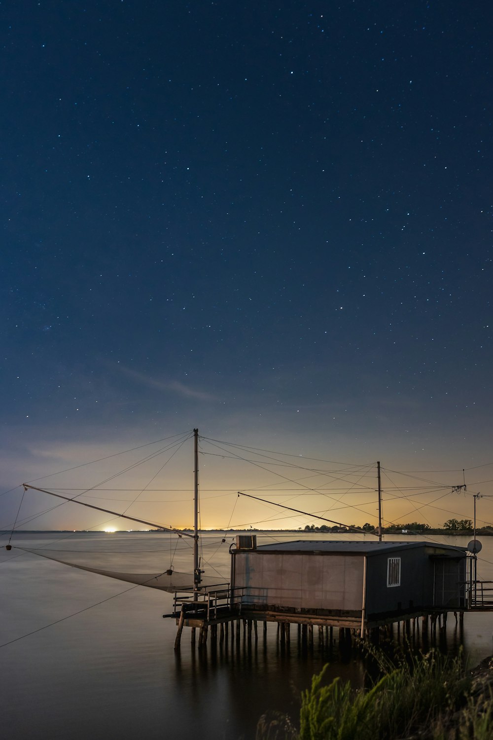 Un bâtiment avec un ciel bleu au-dessus