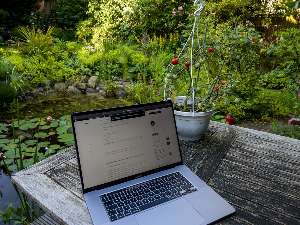 un ordinateur portable sur une table