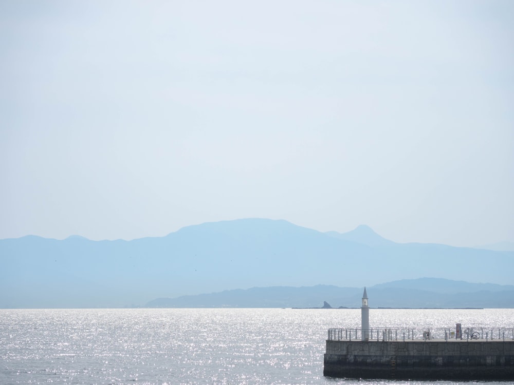 un quai sur un plan d’eau