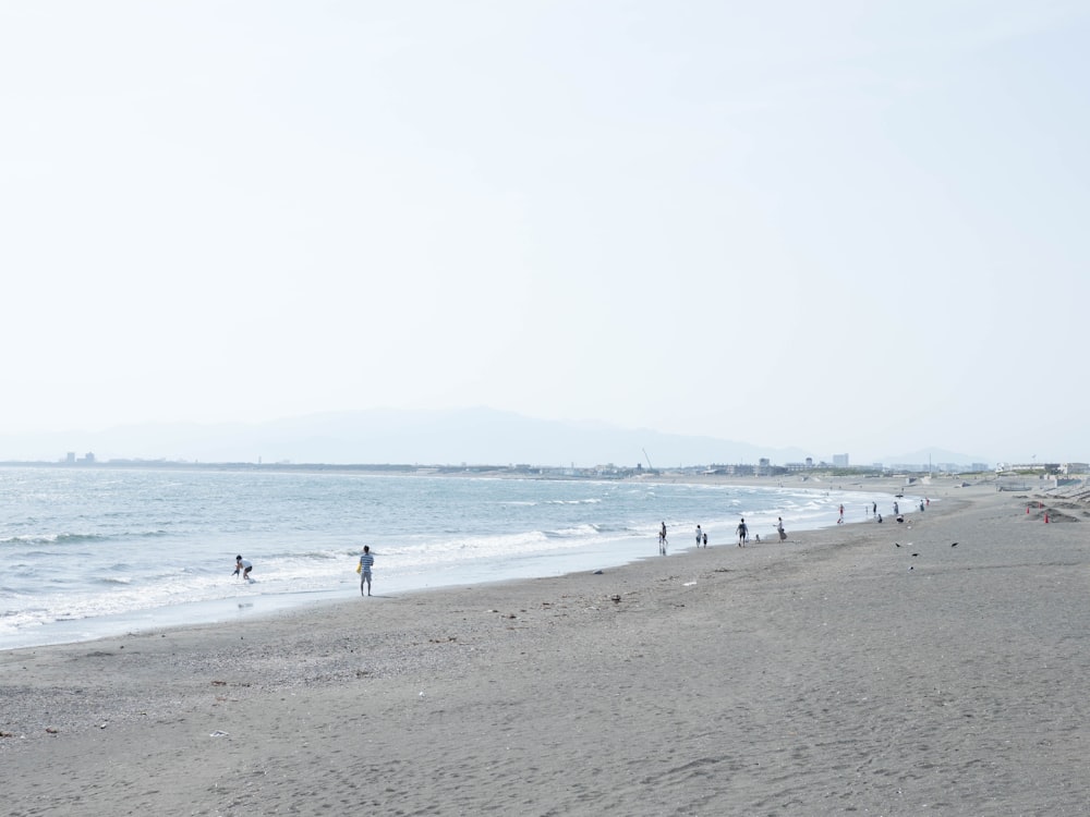 Un grupo de personas en una playa