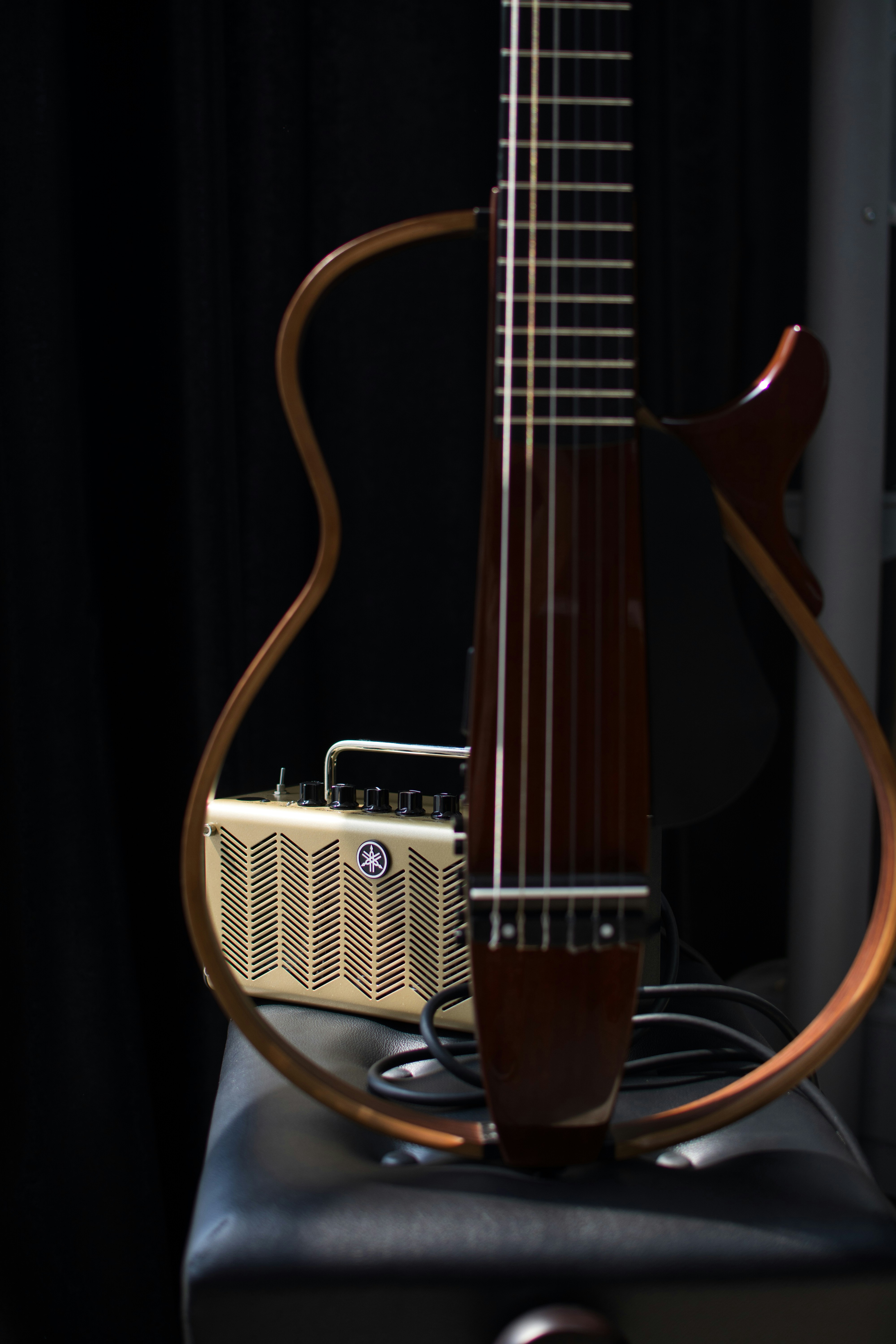 una chitarra appoggiata a un muro