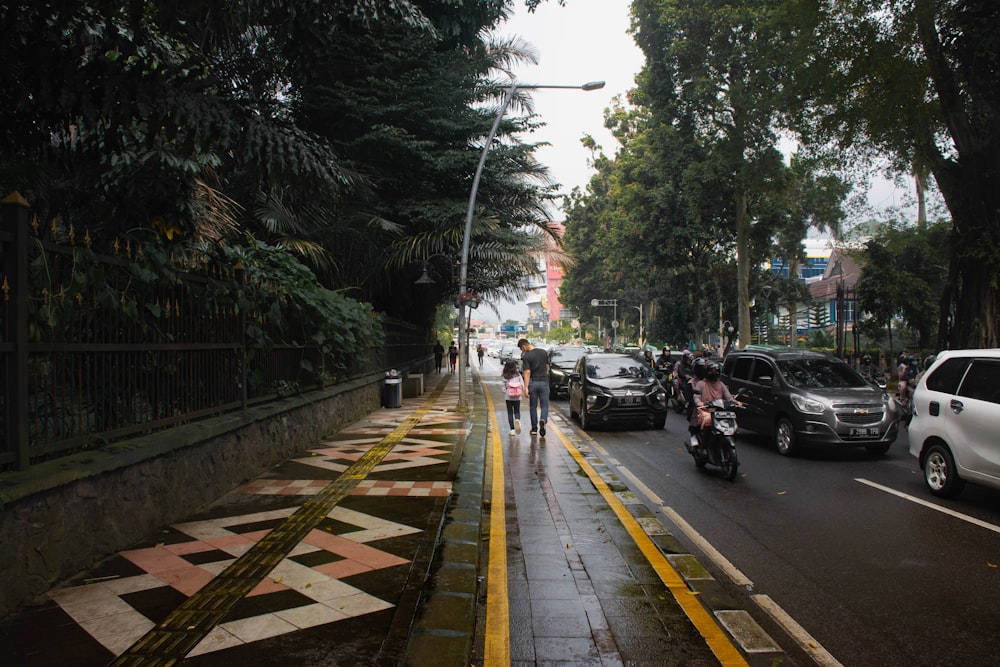 Una calle con coches y gente en ella