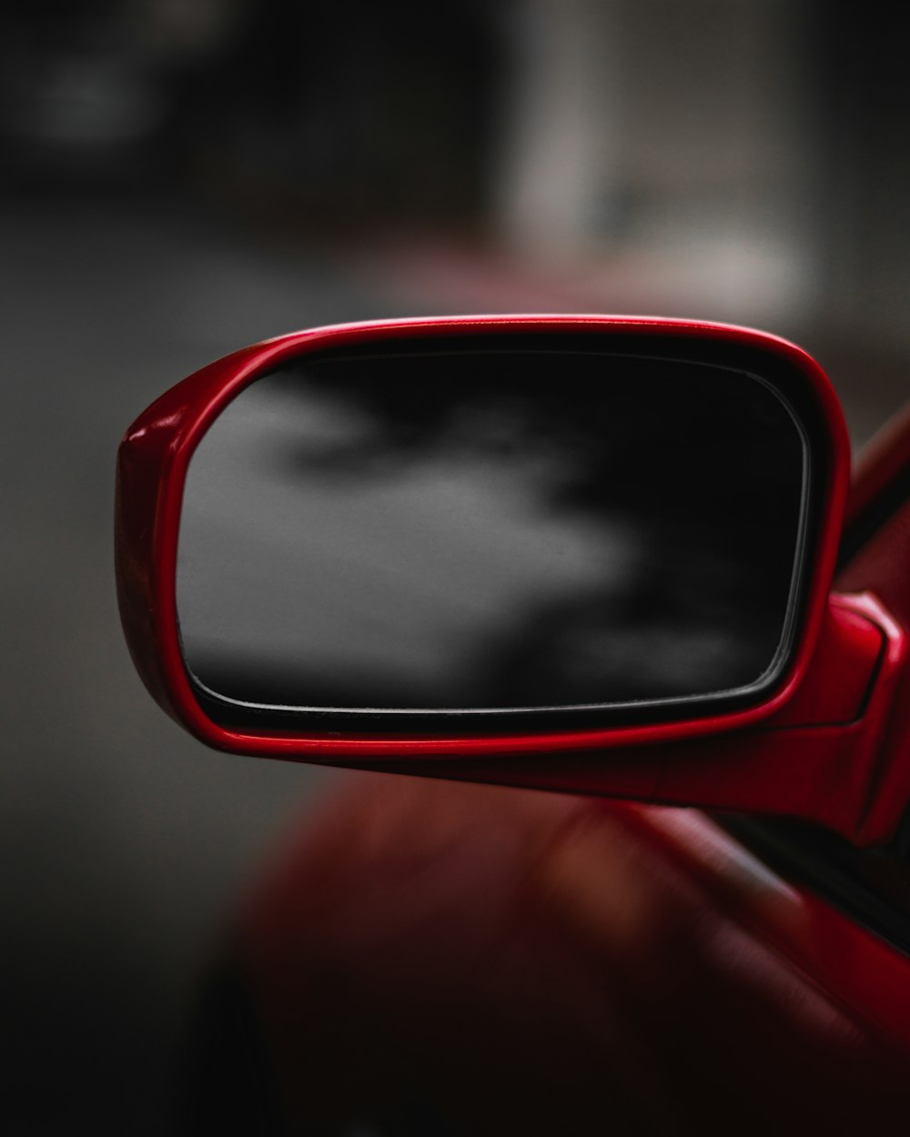 Ein roter Autospiegel
