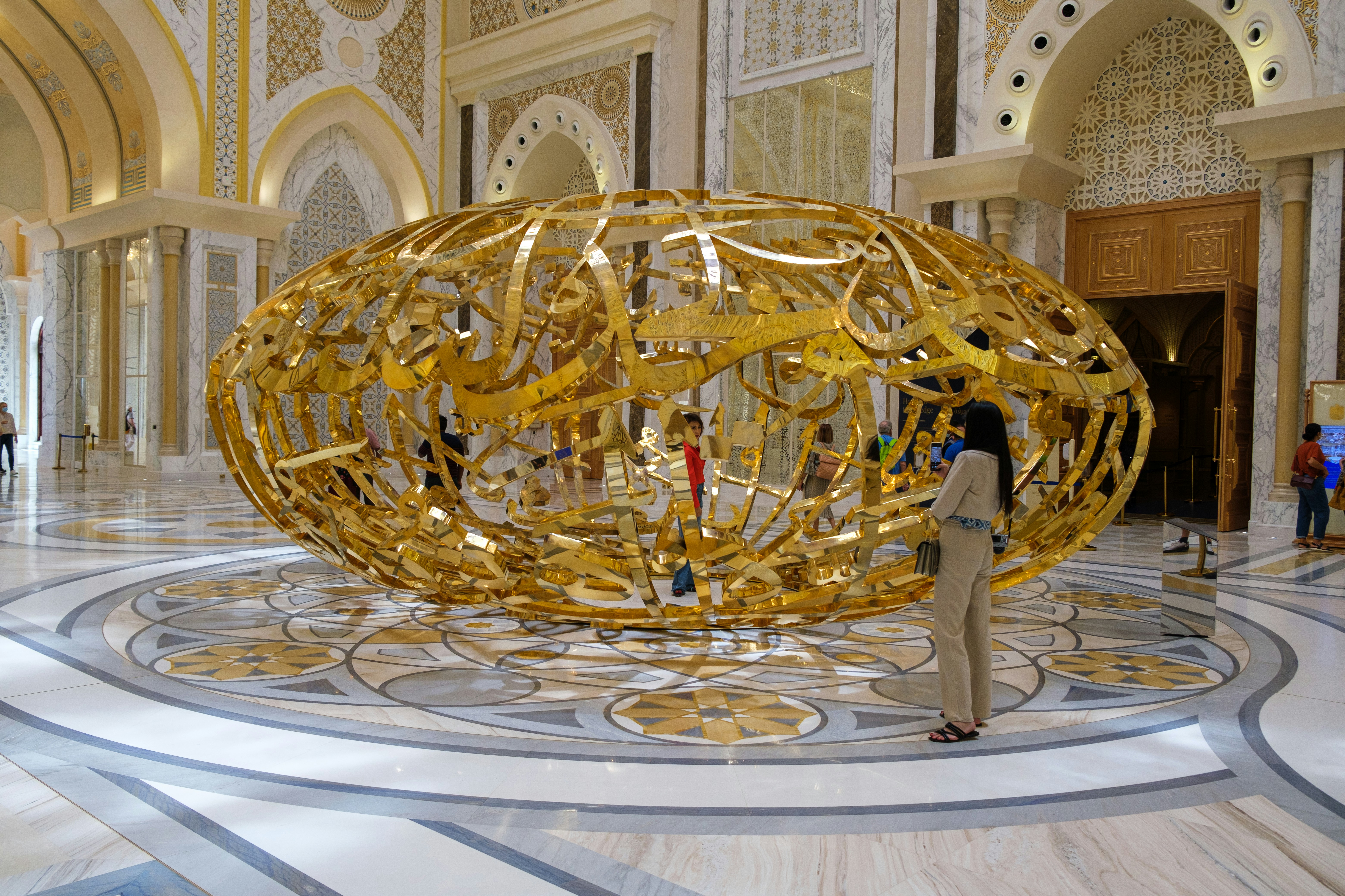 une grande sculpture en or dans un bâtiment