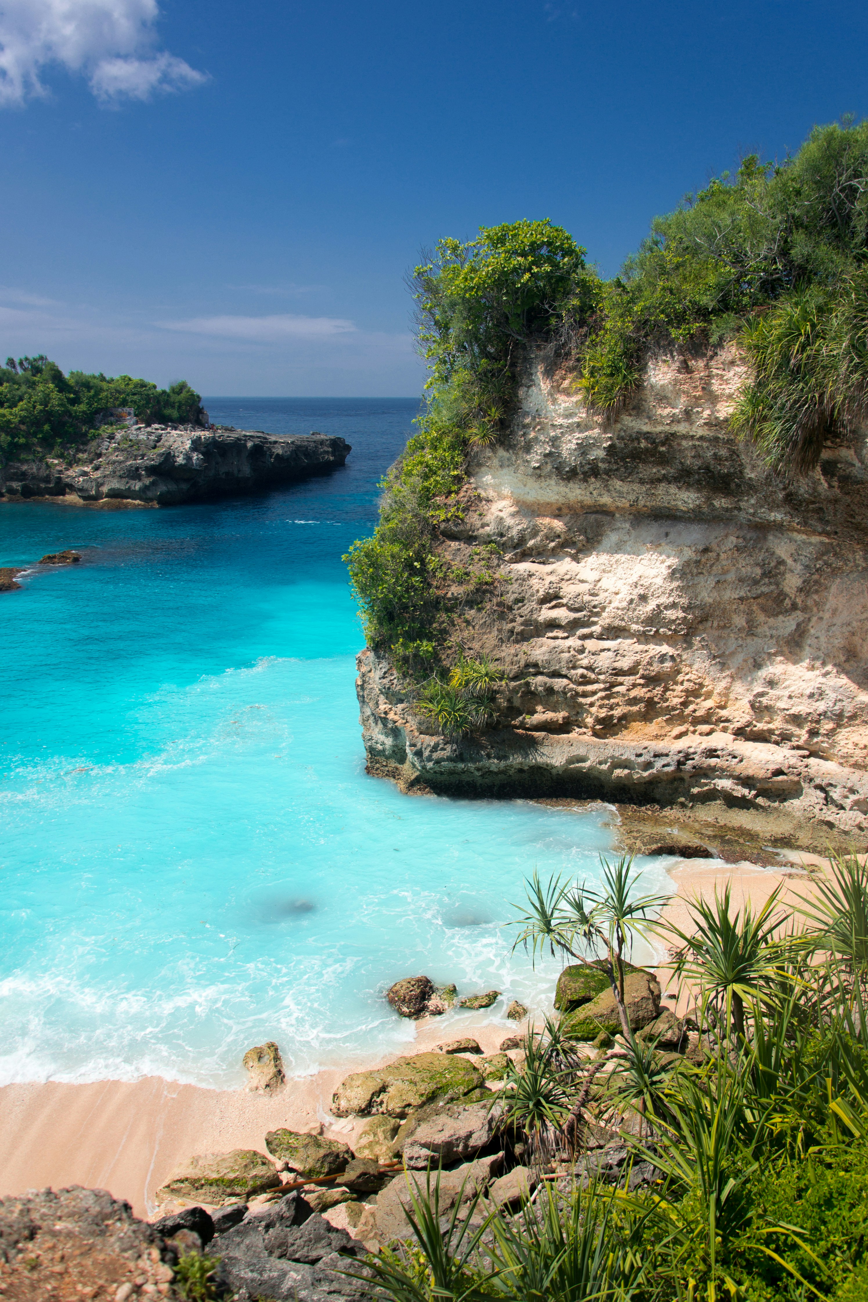 pantai dengan air biru