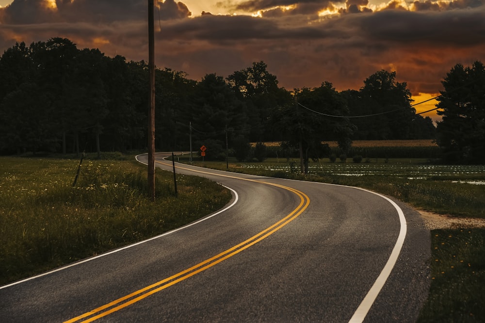 una strada alberata sul lato