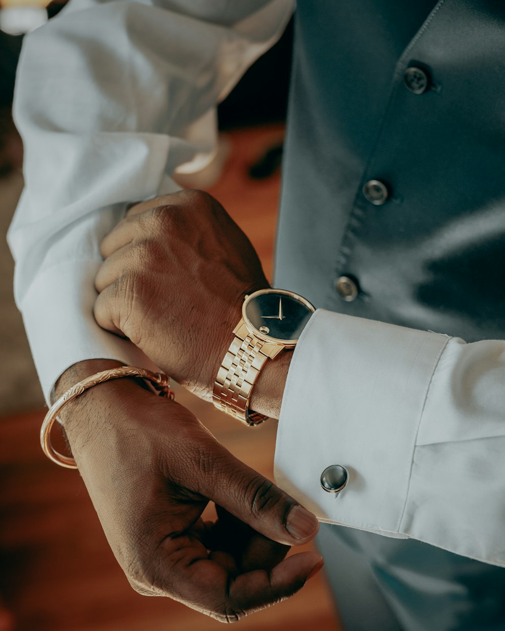 les mains d’une personne avec une bague au poignet