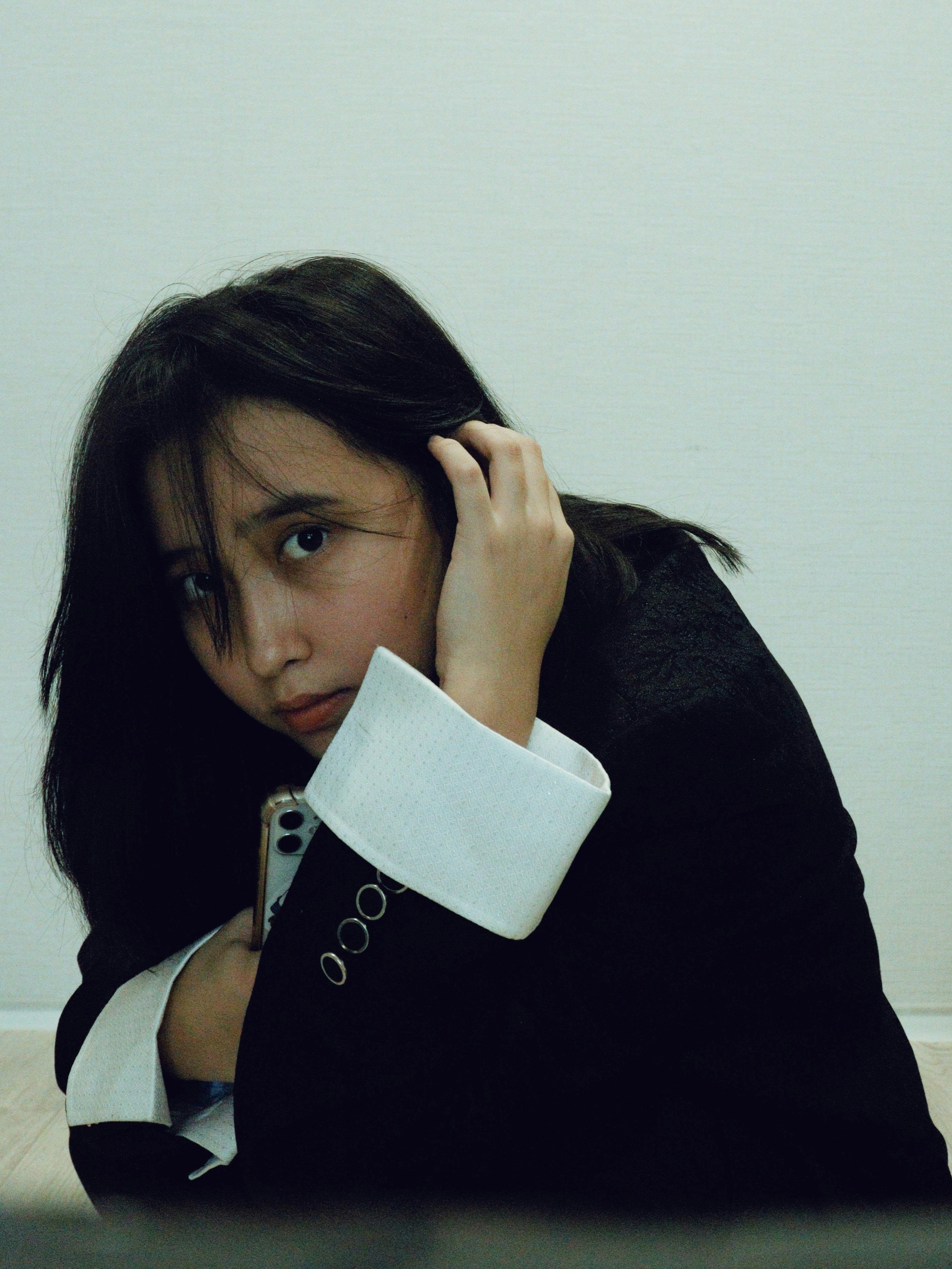 a person with the hand on the chin