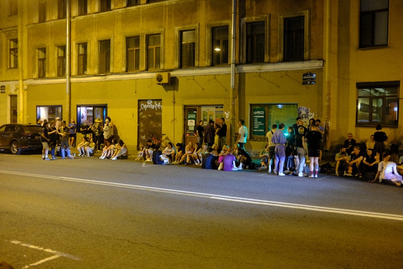 Grupo socializando fuera del local