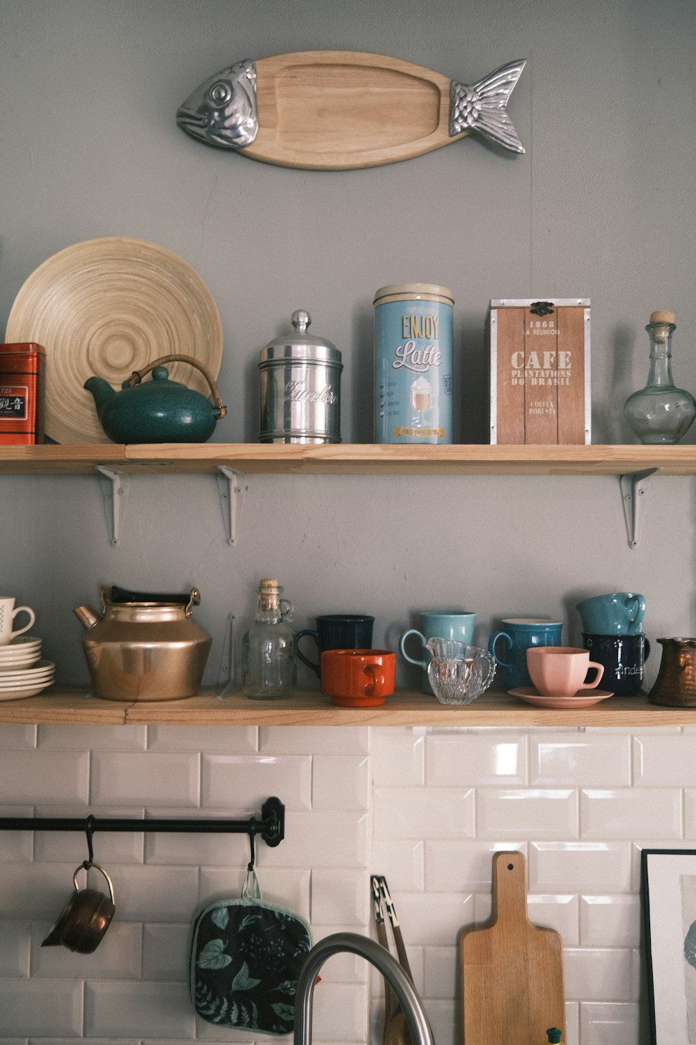 Una cocina con un estante lleno de platos y ollas