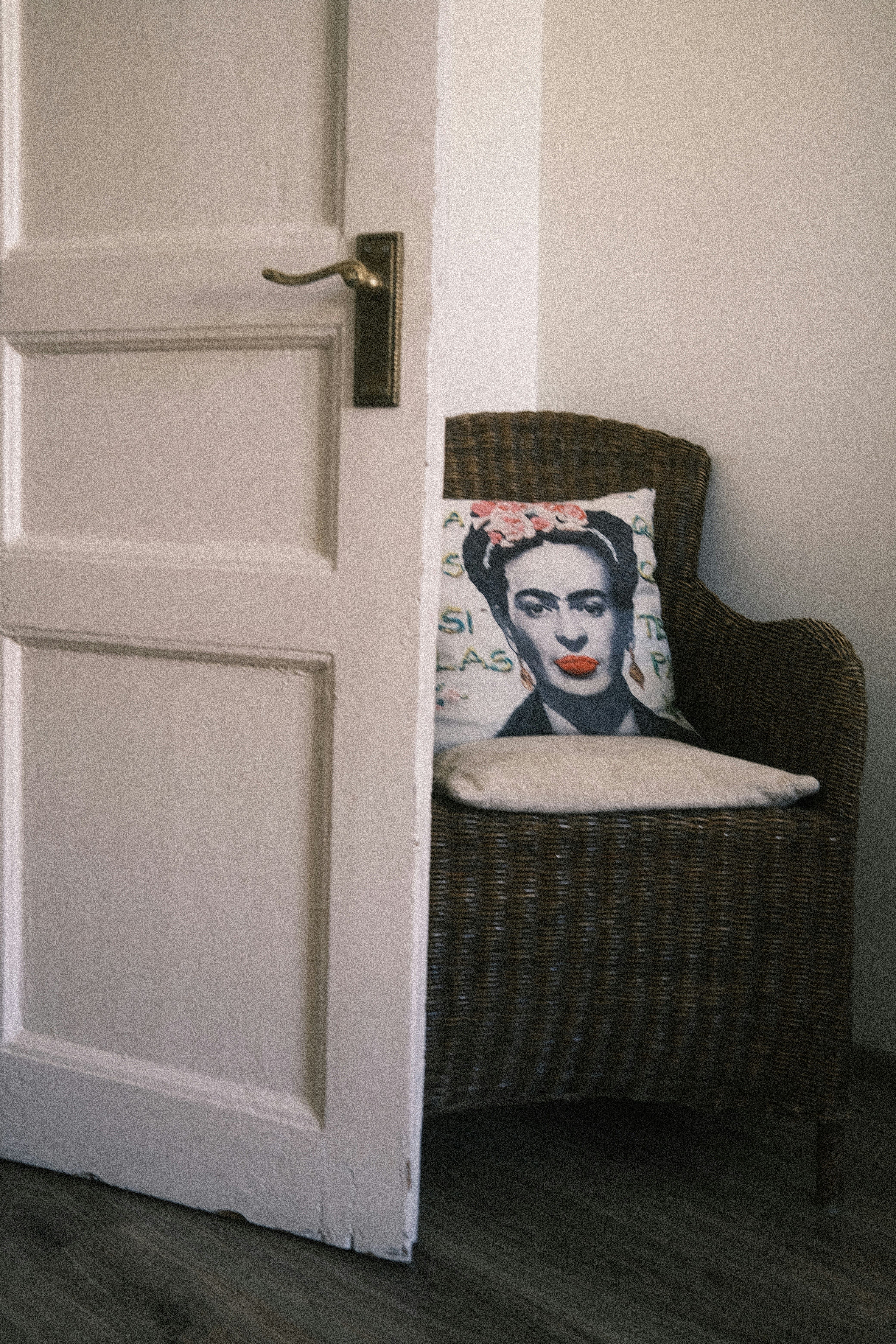 shabby chic bedroom chair, wallpaper, Best Shabby Chic Accent Chair for Master Bedroom 2