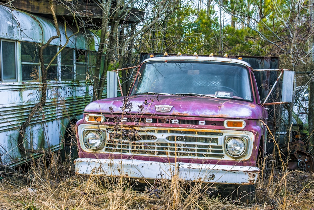 Un viejo camión oxidado