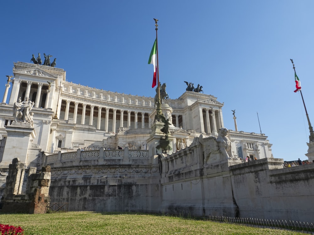 Un edificio con bandiere sul tetto