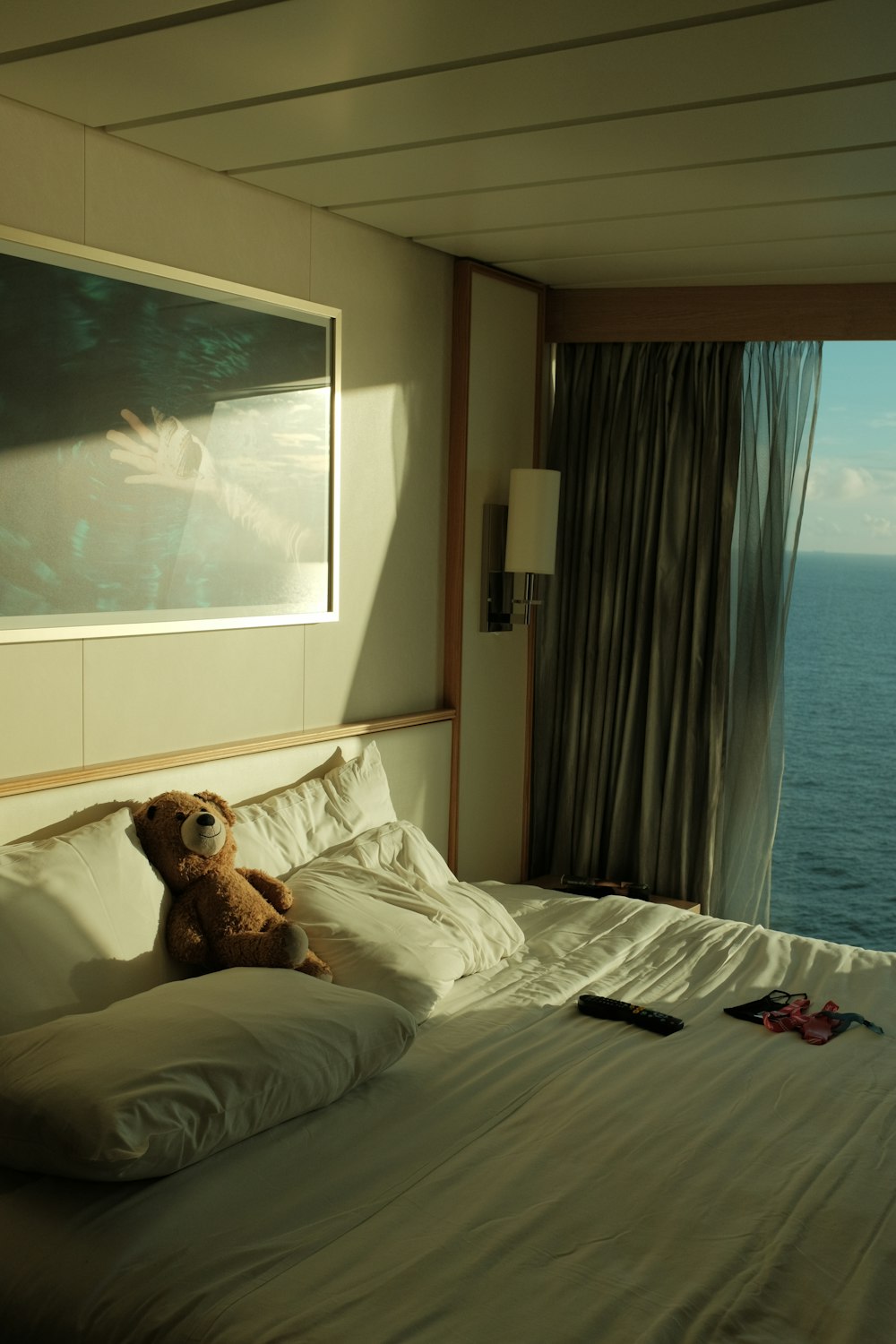 Ein Teddybär liegt auf einem Bett