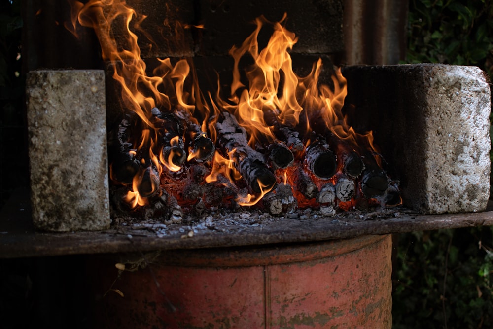 Un fuego ardiendo en una chimenea