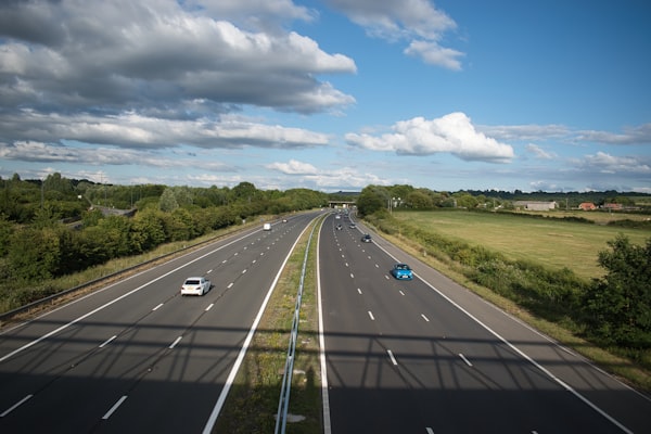 Fahrzeuge auf einer langen Autobahn