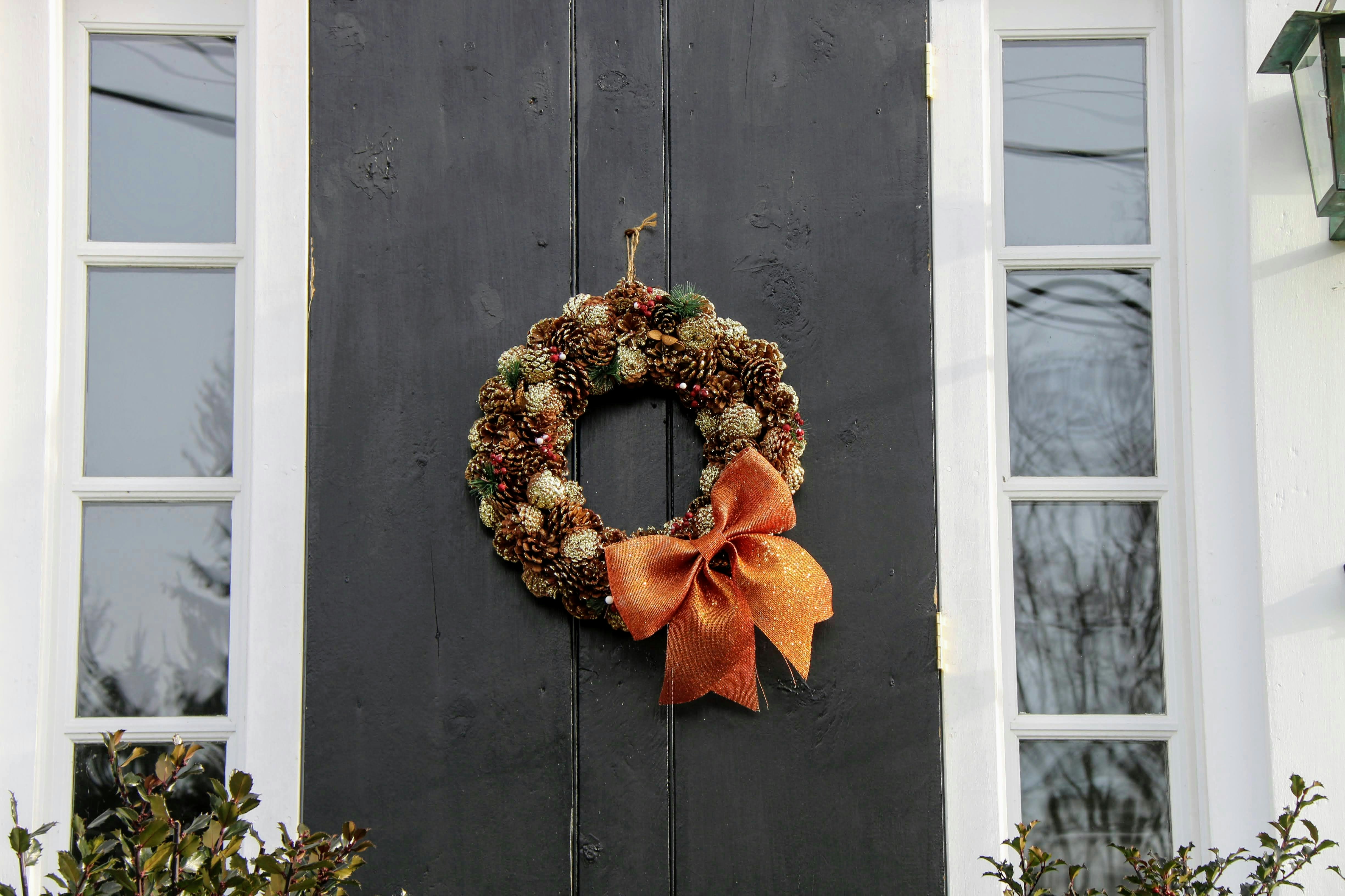 Heartfelt Housewarming Wishes for Round Door Decoration