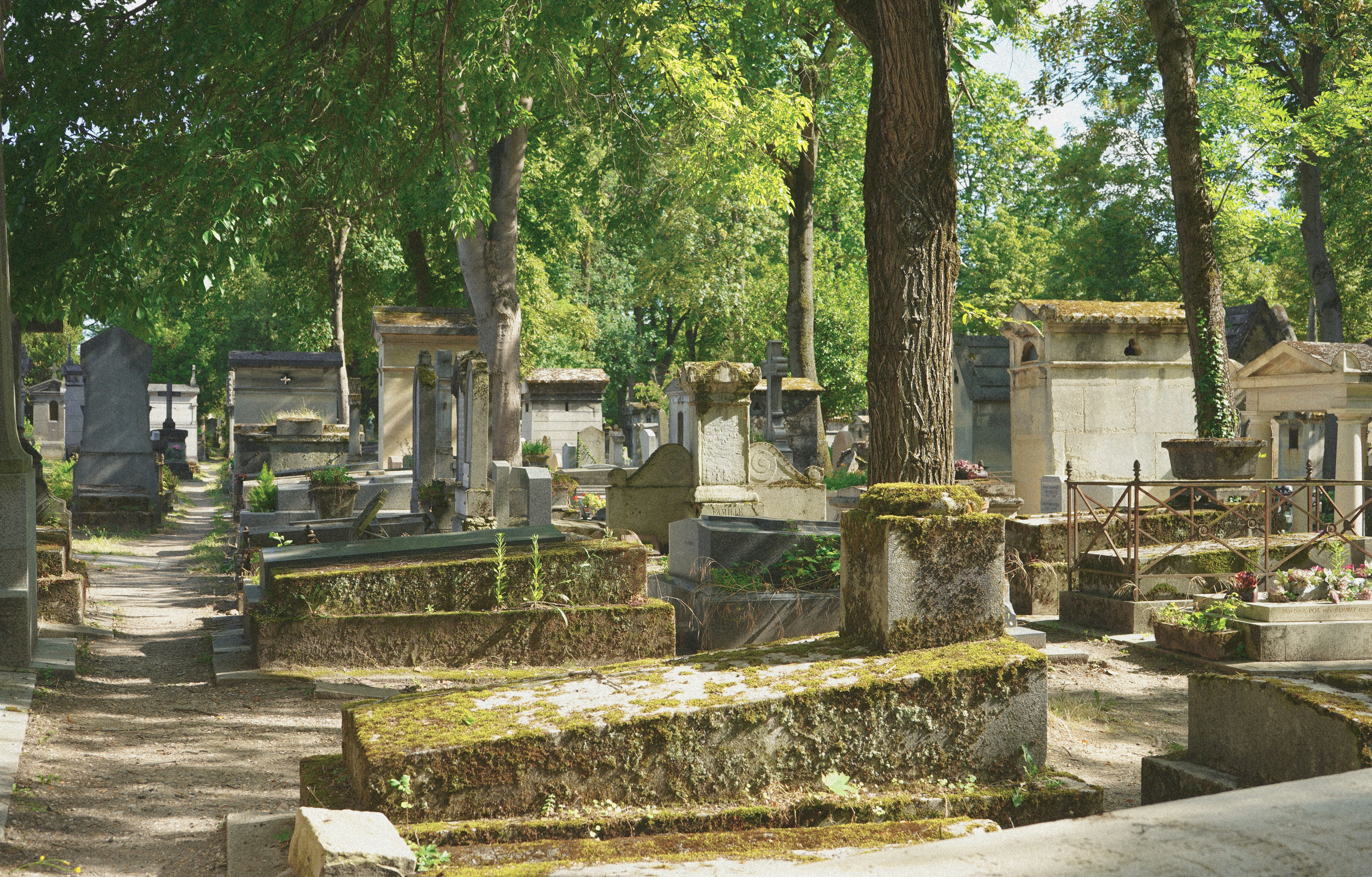 Cimetière du Père Lachaise, rue du Repos, Paris, France.
