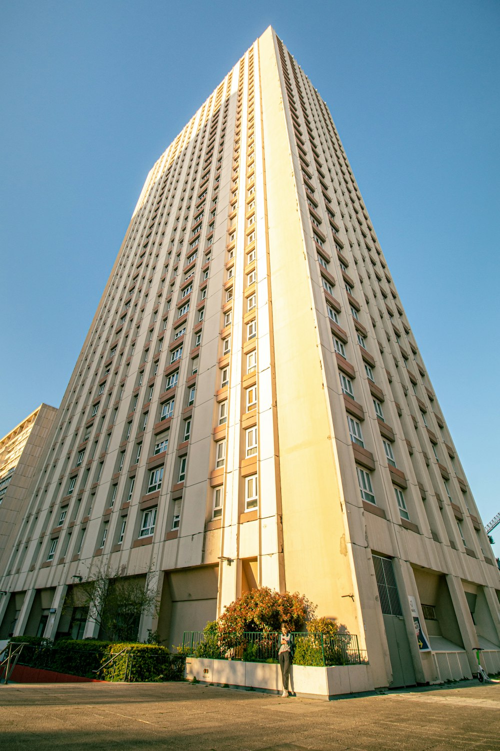 Un edificio alto con muchas ventanas