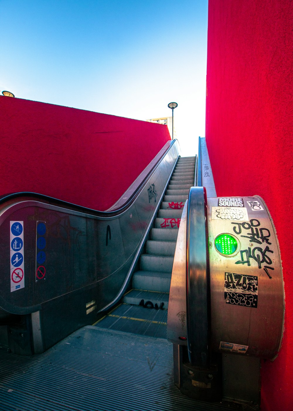 Gepäck wird auf der Treppe platziert