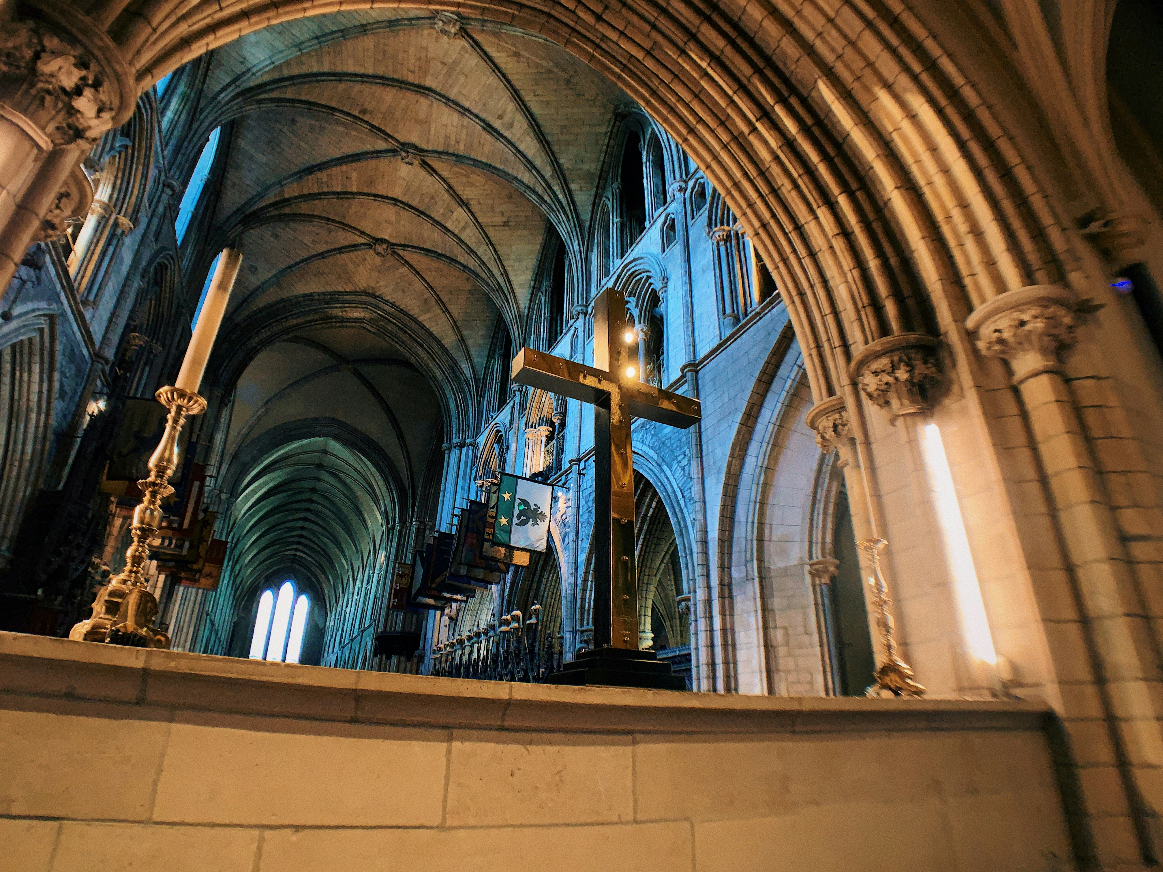 a large arched ceiling with a statue in the middle