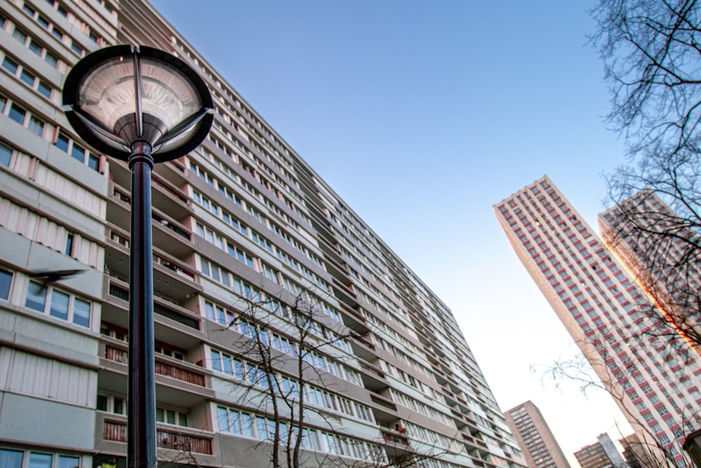 un grand bâtiment avec un lampadaire rond devant lui