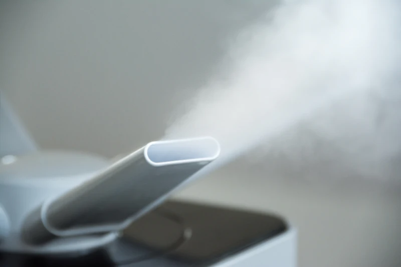Primer plano de un aparato blanco de climatización