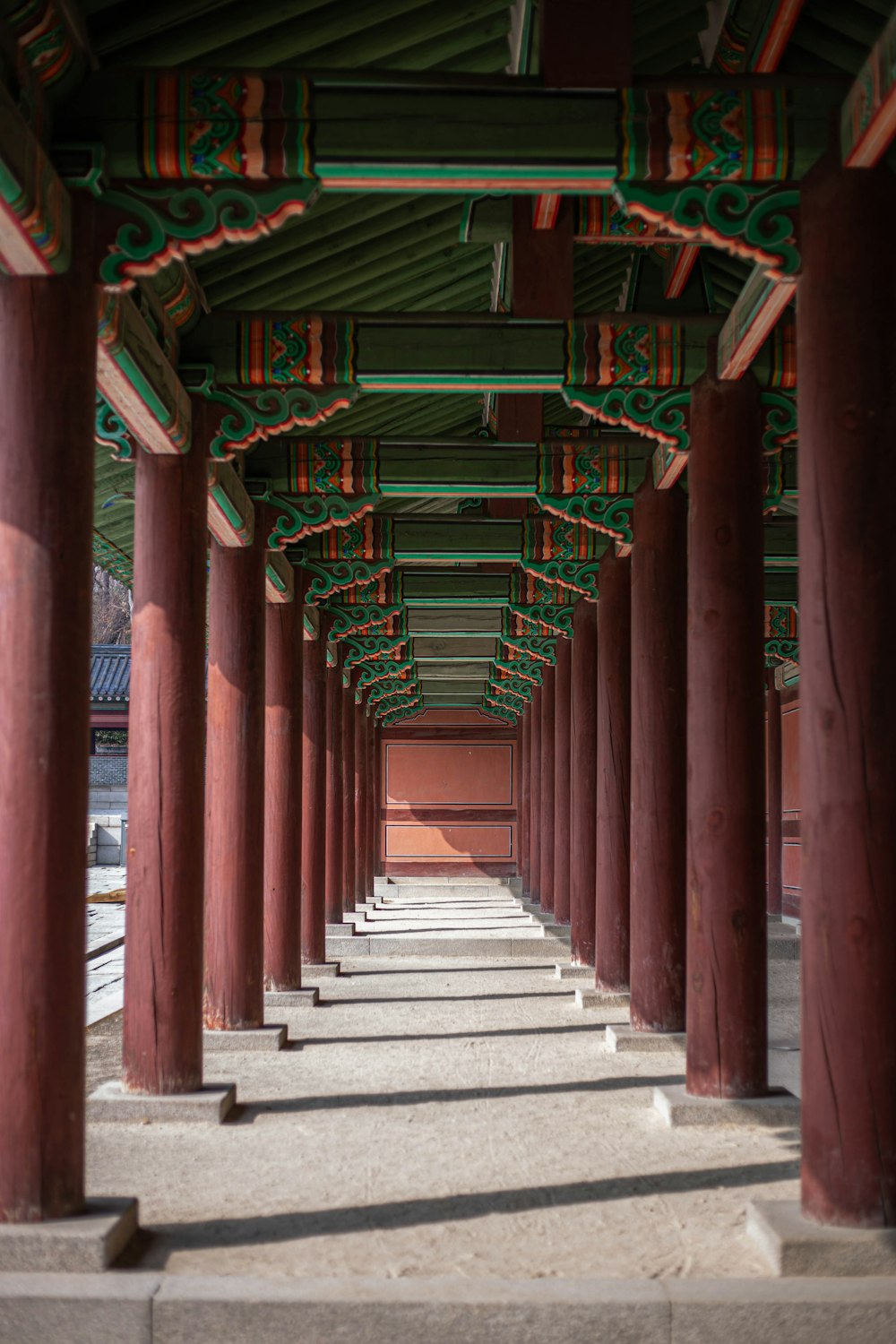 a corridor with many pillars