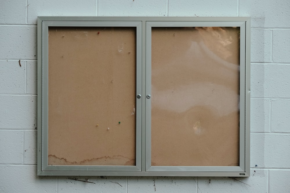 una finestra con un pannello di vetro