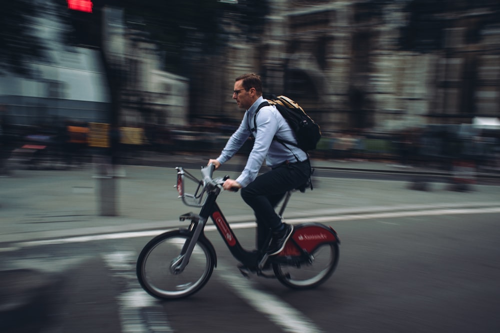 una persona montando en bicicleta