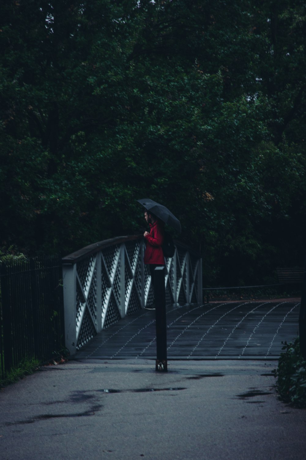 uma pessoa segurando um guarda-chuva