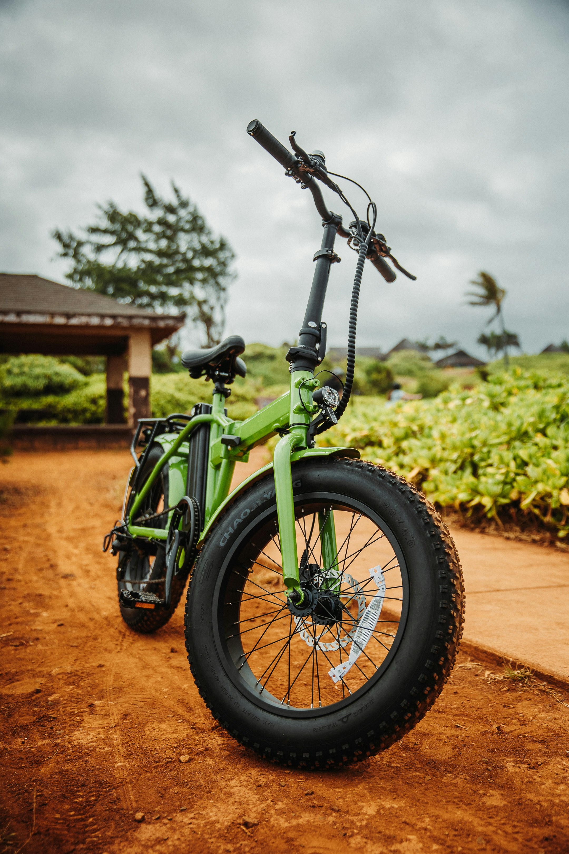 未舗装の道路に駐車した自転車