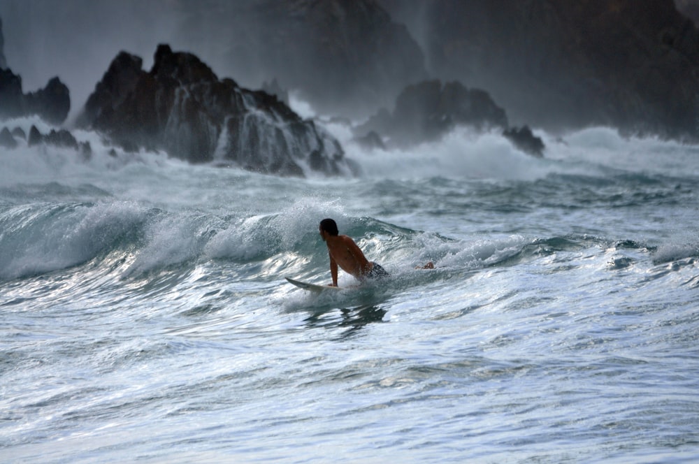Un hombre surfeando sobre las olas