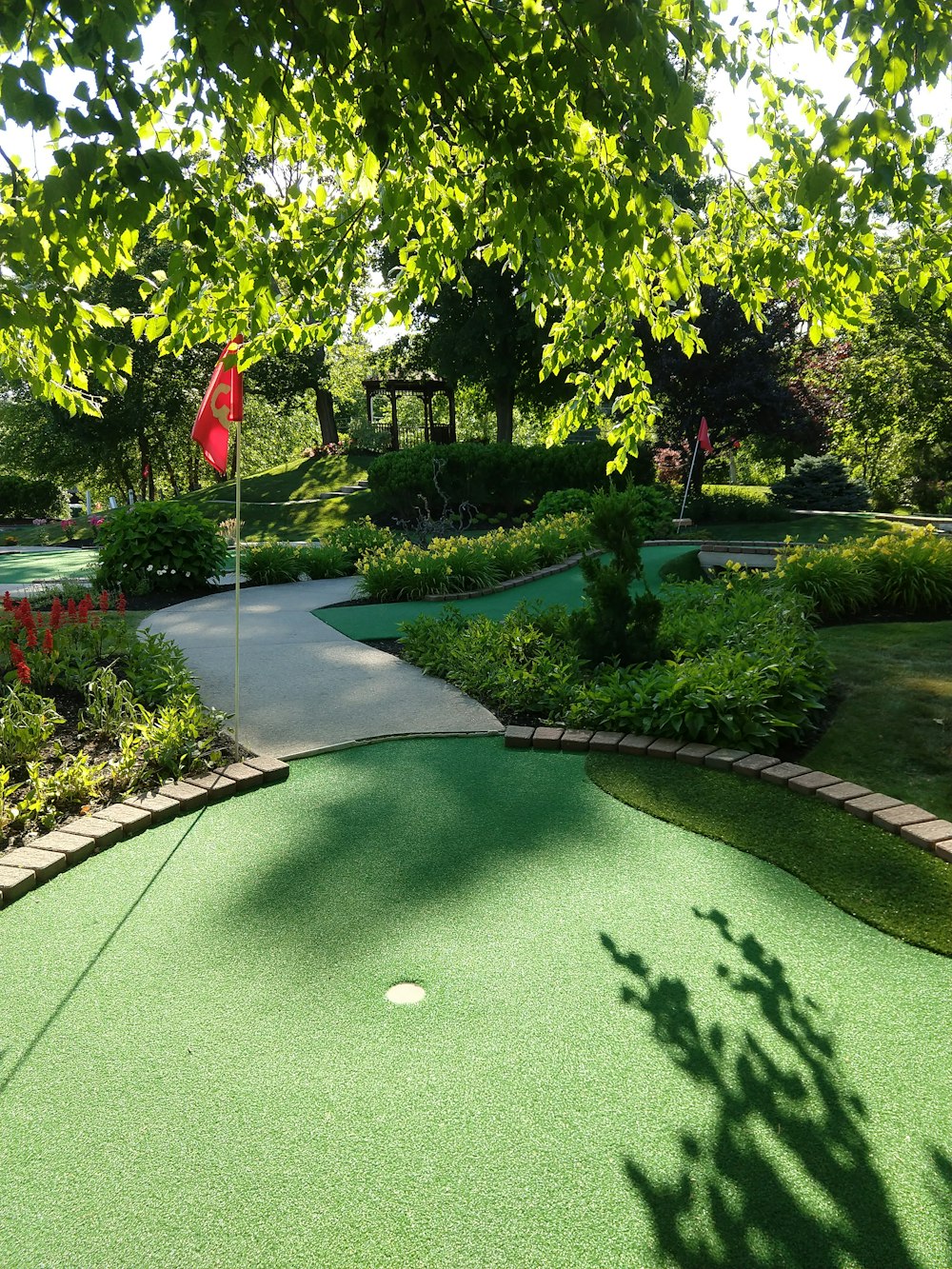 Un campo de golf con bandera