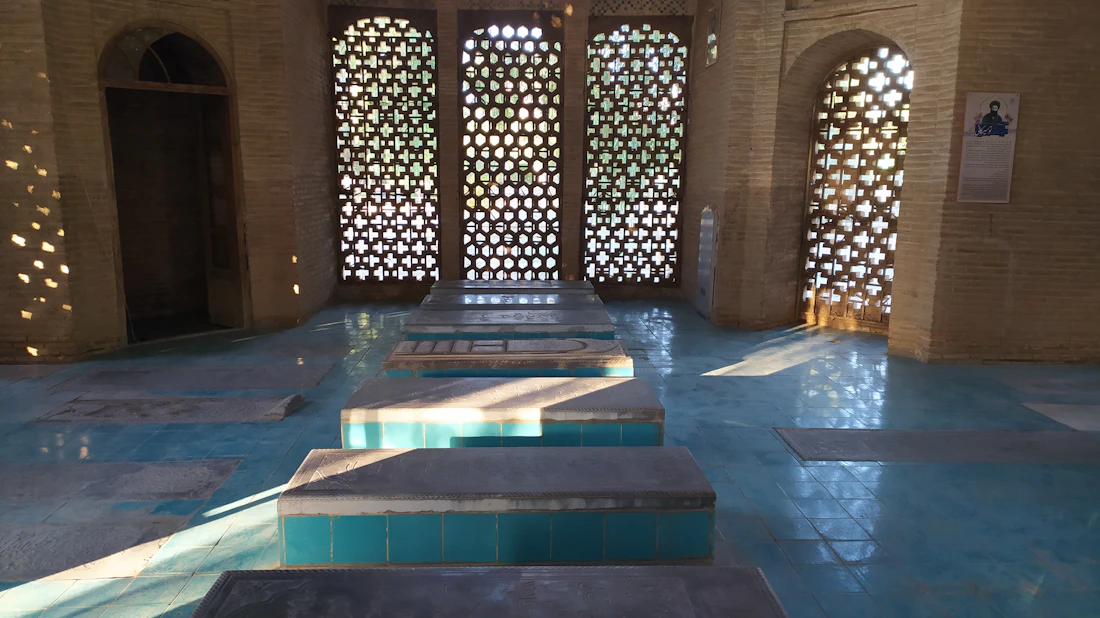 Bains orientaux : bassin, dalles de pierre et arcades à moucharabiehs traversées par la lumière